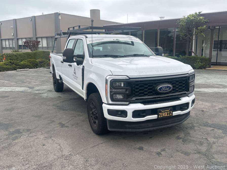 2023-ford-f250-stx-crew-cab-4x4-001-a-1759755987146