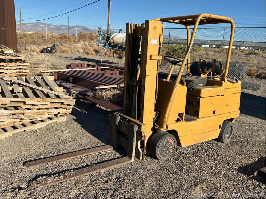 caterpillar-towmotor-5000lb-propane-forklift-a78ac7